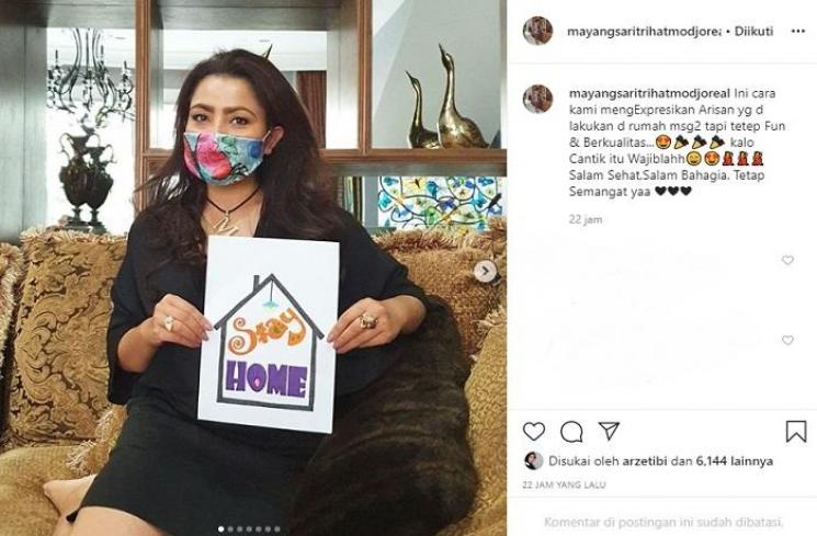 Mayangsari pakai masker saat arisan (Instagram @mayangsaritrihatmodjoreal)
