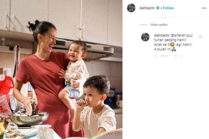 Dahlia Poland hamil anak ketiga. (Instagram/@dahliachr)