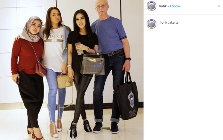 Kedekatan Syahrini dan ayah angkat bule (Instagram/@liohk)