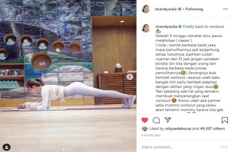 Shandy Aulia workout dengan anaknya (Instagram @shandyaulia)