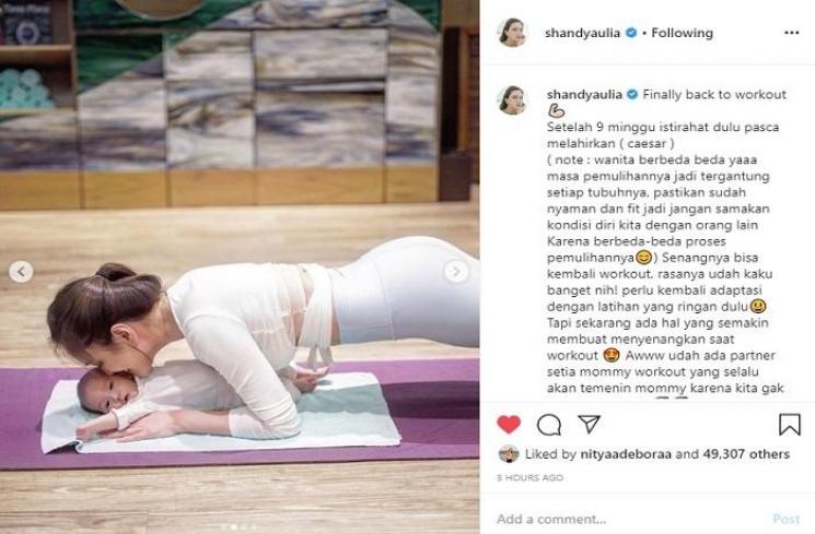 Shandy Aulia workout dengan anaknya (Instagram @shandyaulia)