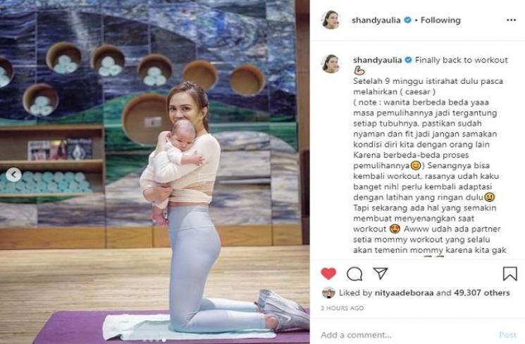 Shandy Aulia workout dengan anaknya (Instagram @shandyaulia)
