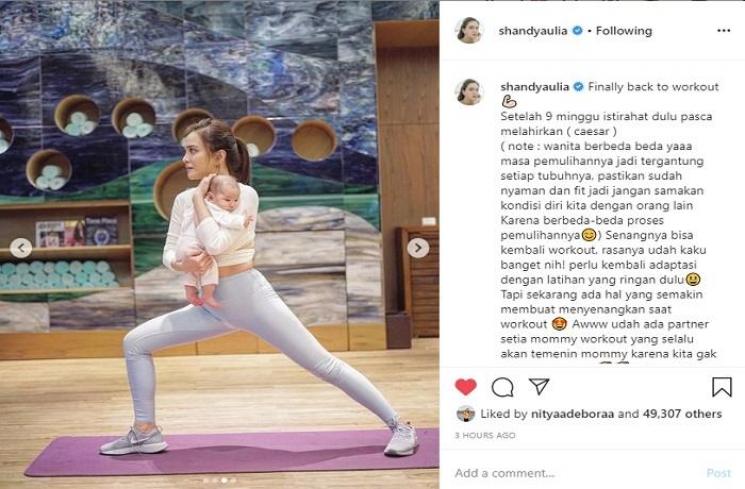 Shandy Aulia workout dengan anaknya (Instagram @shandyaulia)