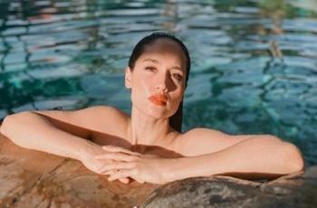 Ulang Tahun, Cantiknya Cinta Laura Jadi Mermaid Terdampar di Pantai
