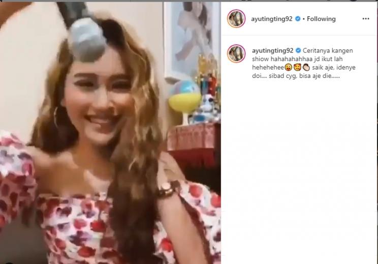 Ayu Ting Ting main Pass The Brush Challenge (Instagram/@aytingting1992_)