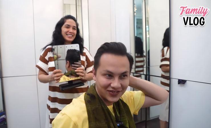 Ussy Sulistiawaty cukur rambut Andhika Pratama. (Youtube/UssyAndhikaOfficial)