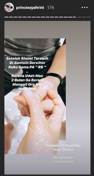 Reino Barack bersihin kuku Syahrini. (Instagram/@princessyahrini)