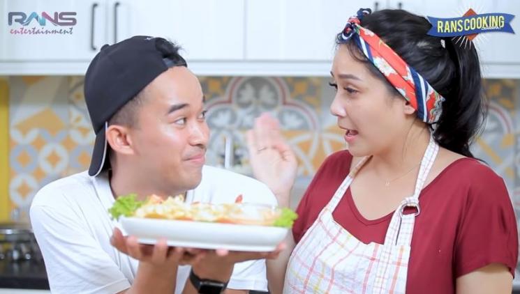 Resep artis Anwar Sanjaya, udang tempura. (Youtube/RANSEntertainment)