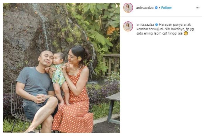 Potret kompak Raditya Dika sekeluarga. (Instagram/@anissaaziza)