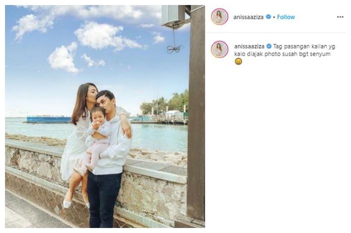 Potret kompak Raditya Dika sekeluarga. (Instagram/@anissaaziza)