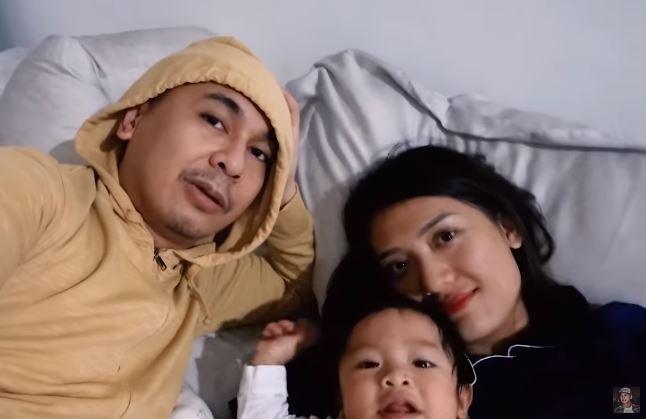 Potret kompak Raditya Dika sekeluarga. (Youtube/RadityaDika)