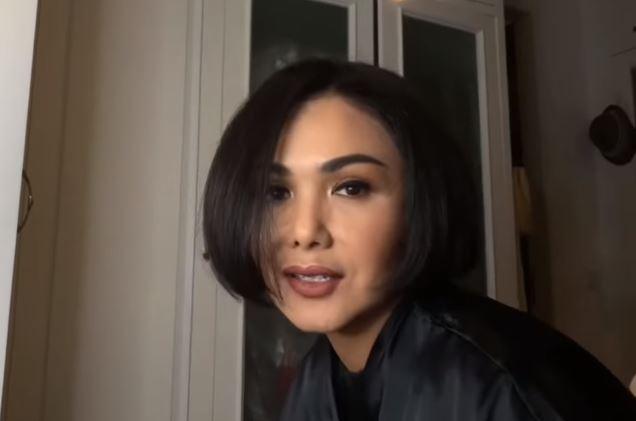 Momen Yuni Shara potong rambut. (Youtube/YuniSharaChannel)