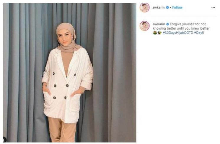 Gaya hijab Awkarin. (Instagram/@awkarin)