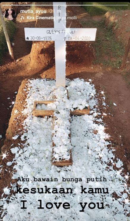 Mutia Ayu saat kunjungi makam Glenn Fredly (Instagram)