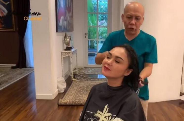 Momen Yuni Shara potong rambut. (Youtube/YuniSharaChannel)