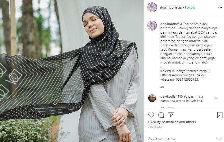 Artis cantik jualan hijab, Dewi Sandra. (Instagram/@doa.indonesia)