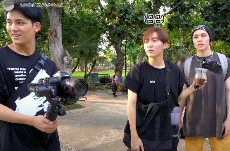 Nggak sendiri, Mingyu Seventeen bareng Seungkwan dan Vernon ke Taman Menteng. (Youtube/Seventeen)