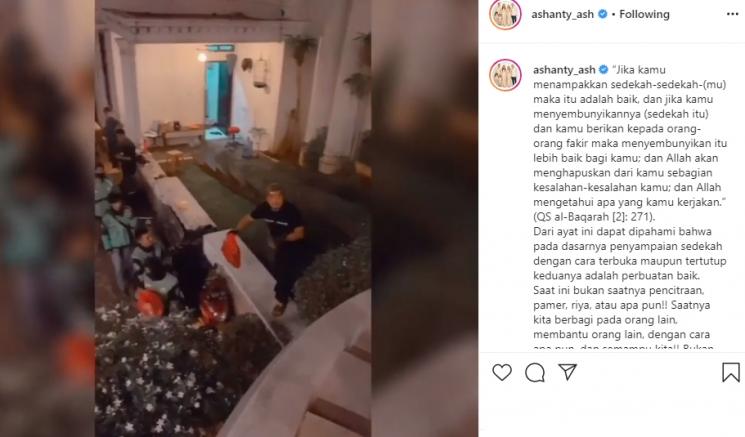 Ashanty beri bantuan sembako. (Instagram/@ashanty_ash)