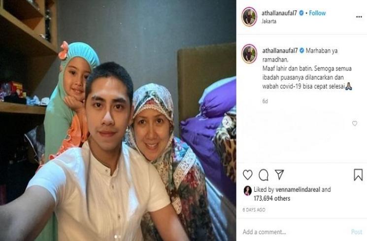 Venna Melinda tarawih diimami anaknya (Instagram @athallanaufal7)