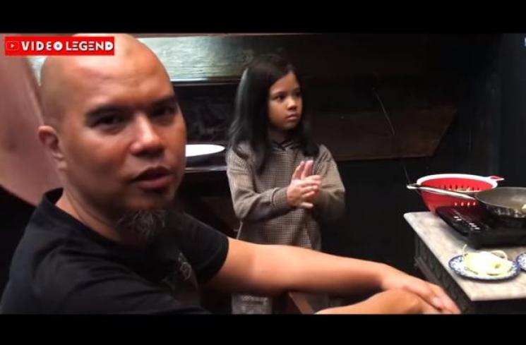 Momen Ahmad Dhani masak. (YouTube/Video Legend)