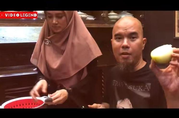 Momen Ahmad Dhani masak. (YouTube/Video Legend)
