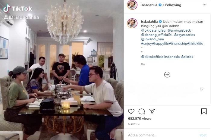 Sudut mewah rumah Iis Dahlia (Instagram @isdadahlia)