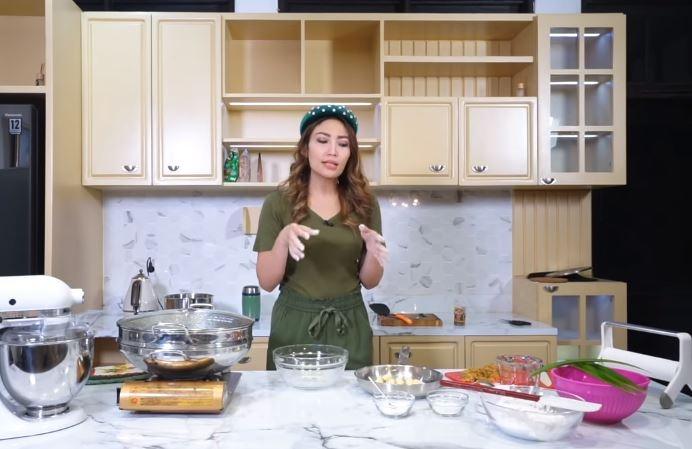 Resep artis Ayu Dewi, biji salak. (Youtube/MrsAyuDewi)