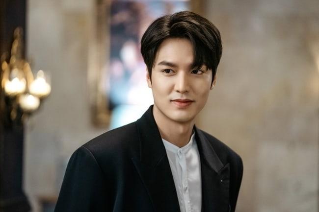 Lee Min Ho di The King: Eternal Monarch (Soompi)