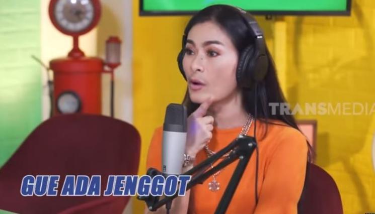 Iis Dahlia juga tumbuh jenggot. (Youtube/Trans7Official)