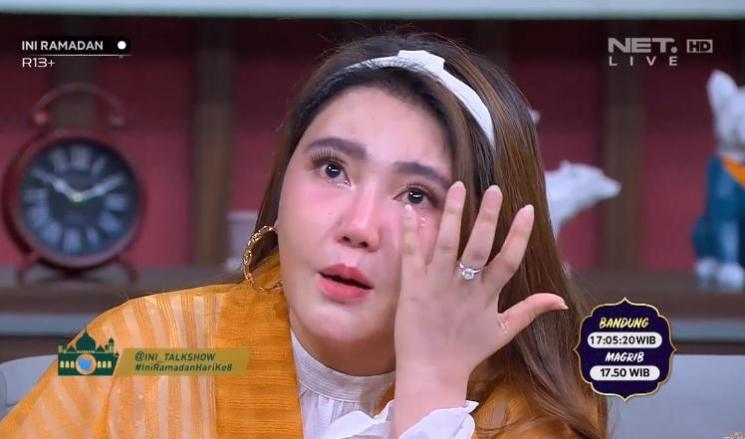Via Vallen blak-blakan cerita sempat ingin bunuh diri. (Youtube/IniTalkShow)