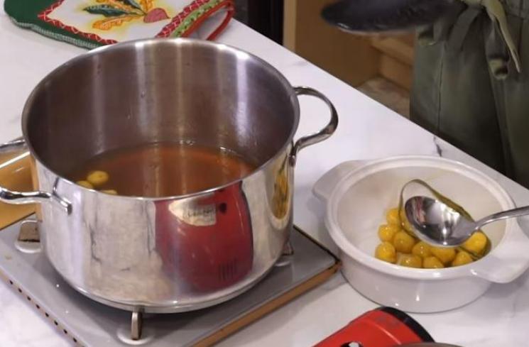 Resep artis Ayu Dewi, biji salak. (Youtube/MrsAyuDewi)