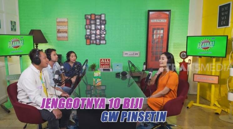 Iis Dahlia juga tumbuh jenggot. (Youtube/Trans7Official)