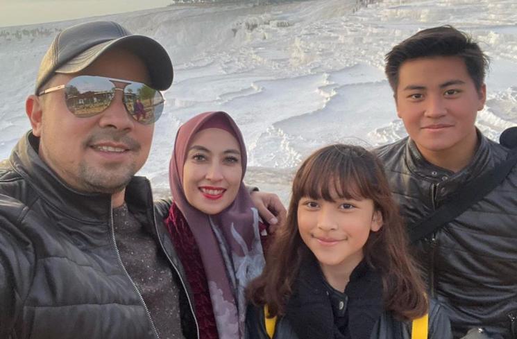 Sultan Djorghi dan Annisa Trihapsari bersama anak-anak [Instagram/@djorghisultan]