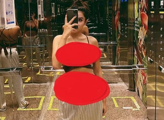 Milendaru berpose tak senonoh di dalam lift saat Ramadan. [Instagram]