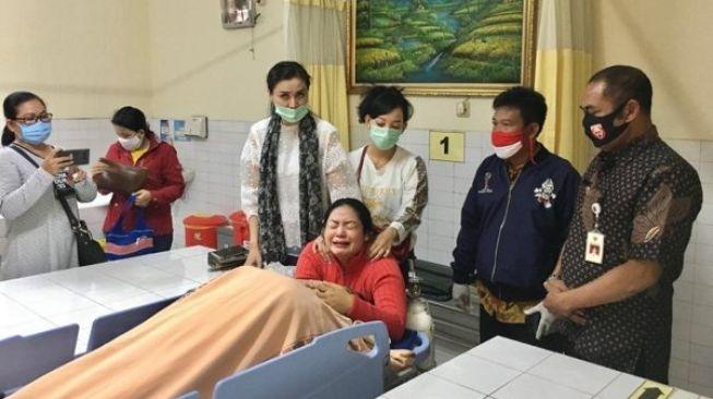 Istri menangisi jenazah Didi Kempot. (IST/Solopos)