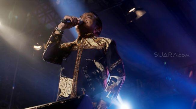 Didi Kempot saat menghibur para sobat ambyar di Panggung Big Bang Festival Jiexpo Kemayoran, Jakarta Pusat, Jumat (27/12) malam. [Suara.com/Alfian Winanto]