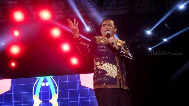 Didi Kempot saat menghibur para sobat ambyar di Panggung Big Bang Festival Jiexpo Kemayoran, Jakarta Pusat, Jumat (27/12) malam. [Suara.com/Alfian Winanto]