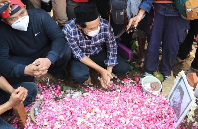 Pelayat di pusara Didi Kempot. [Twitter]