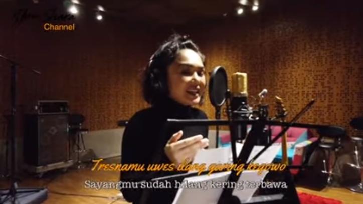 Momen Yuni Shara rekaman lagu kapusan janji. (YouTube/Yuni Shara Channel)