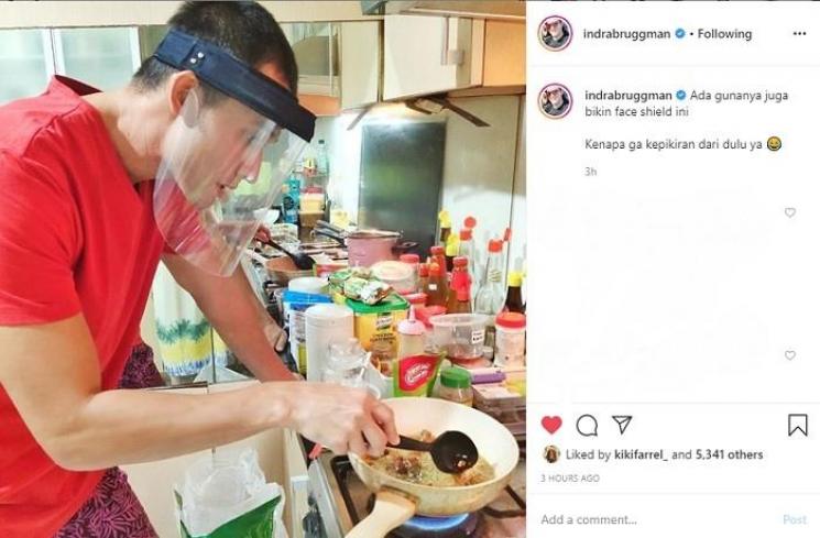 Indra Bruggman pakai face shield untuk memasak (Instagram @indrabruggman)