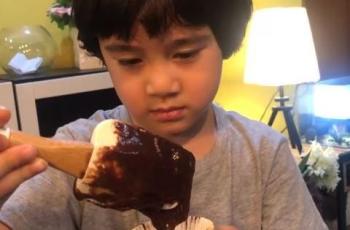 Rafathar jualan jajanan pasar. (Youtube/RANSEntertainment)