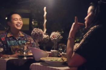 Surprise Anniversary Jennifer Jill dan Ajun Perwira. (Youtube/JenjunFamily)