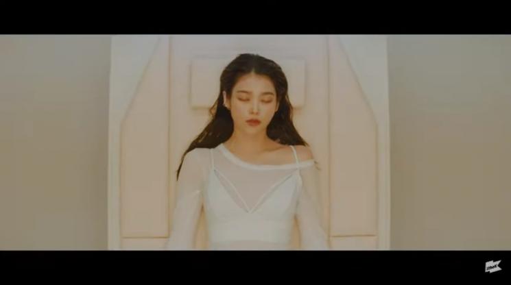 Penyanyi IU di Lagu Eight (YouTube)
