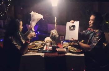 Surprise Anniversary Jennifer Jill dan Ajun Perwira. (Youtube/JenjunFamily)