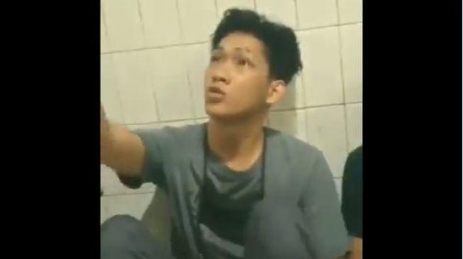 Ferdian Paleka ditangkap polisi di Jalan Tol Tangerang - Merak, Jumat (8/5/2020). [Twitter]