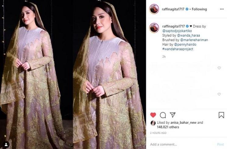 Nagita Slavina pakai gamis seharga Rp 100 juta (Instagram @raffinagita1717)