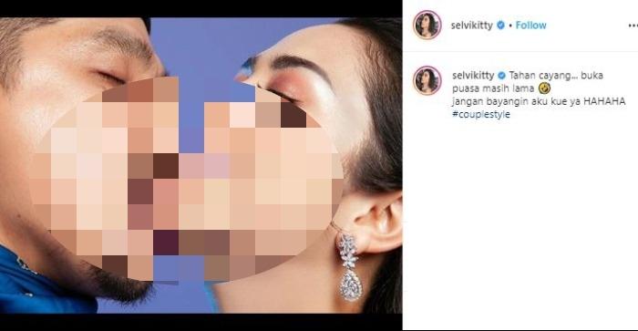 Foto sensual Selvi Kitty dan suami. (Instagram/@selvikitty)