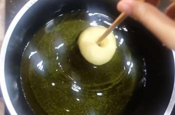 Resep artis donat kentang ala Shireen Sungkar. (Youtube/TheSungkarsFamily)