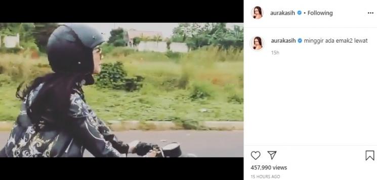 Aura Kasih motoran. (Instagram/@aurakasih)