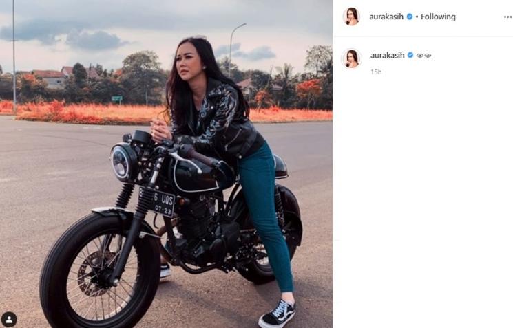 Aura Kasih motoran. (Instagram/@aurakasih)